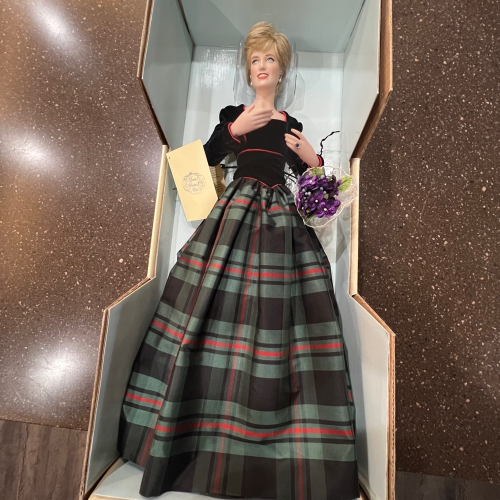 Franklin Mint Princess Diana porcelain doll in original box.